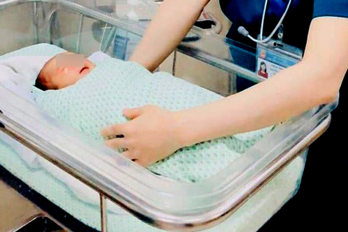 Bé sơ sinh bị bỏ dưới hố ga qua đời, dân mạng không tha thứ cho người mẹ - 1
