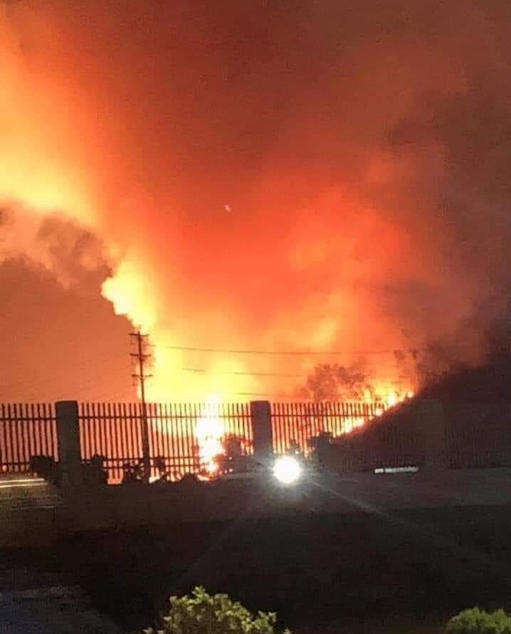 Rừng keo trong doanh trại quân đội bốc cháy dữ dội trong đêm - 1