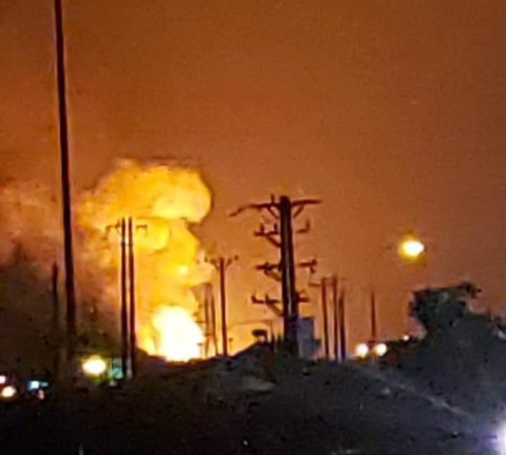 Rừng keo trong doanh trại quân đội bốc cháy dữ dội trong đêm - 2