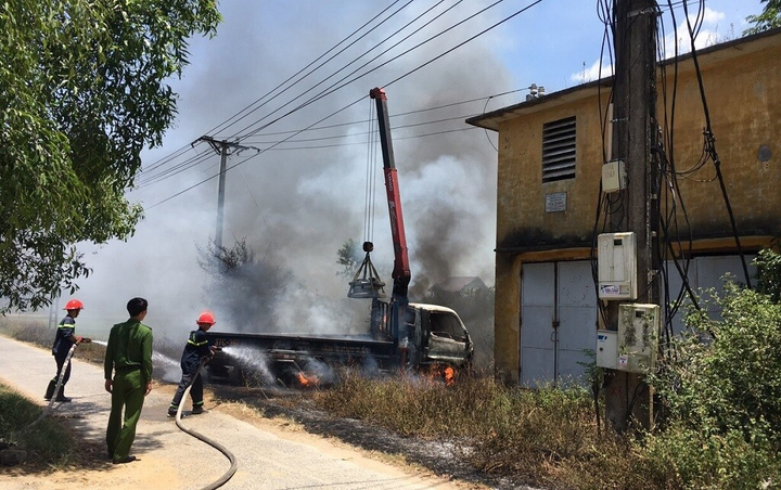 Xe cần cẩu vướng dây điện bốc cháy dữ dội, tài xế chết thương tâm - 1