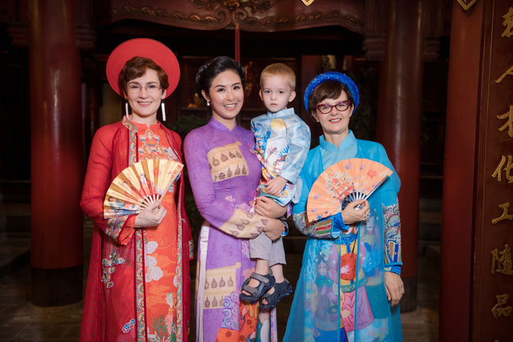 Chồng sắp cưới đến ủng hộ Hoa hậu Ngọc Hân trong đêm thời trang - 3