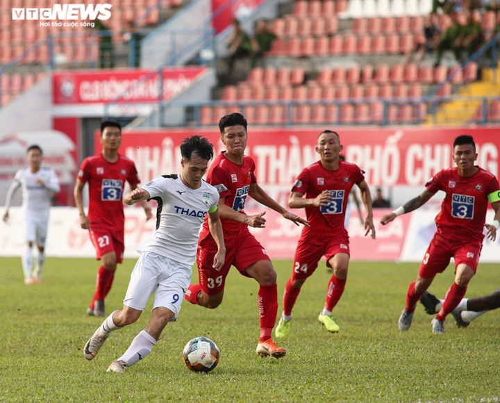 HAGL bế tắc, vì sao Tuấn Anh và Xuân Trường phải ngồi dự bị? - 2