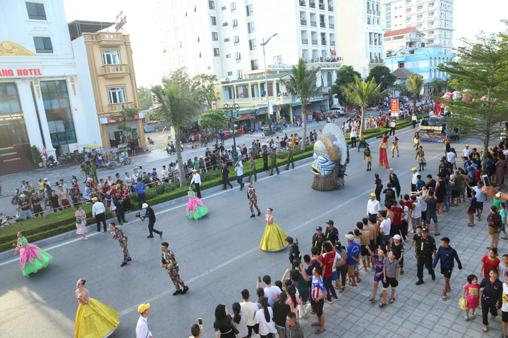 Carnival đường phố sôi động ở thành phố biển Sầm Sơn làm nức lòng ngàn du khách - 1