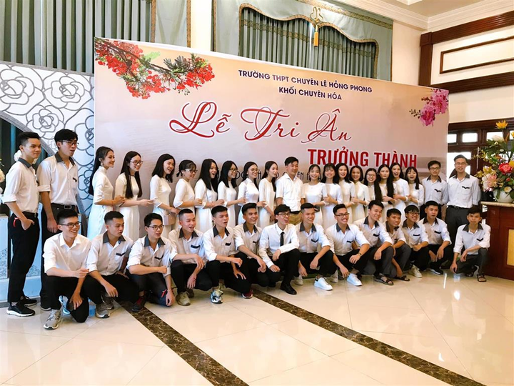 Học sinh lớp 12 khóc nức nở trong lễ tri ân bố mẹ, thầy cô - 8