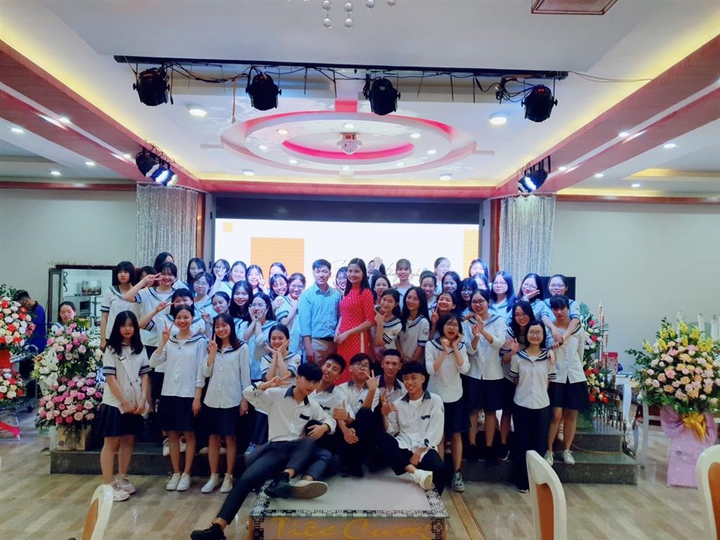 Học sinh lớp 12 khóc nức nở trong lễ tri ân bố mẹ, thầy cô - 9