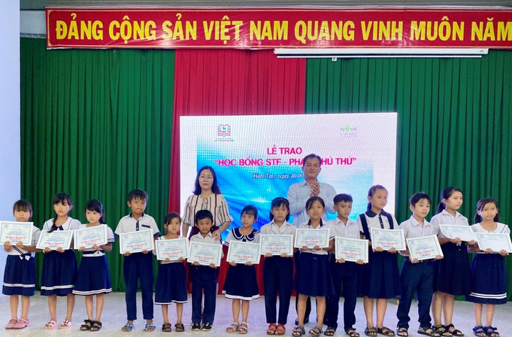 'Thật vui khi em đã được uống nước sạch' - 4