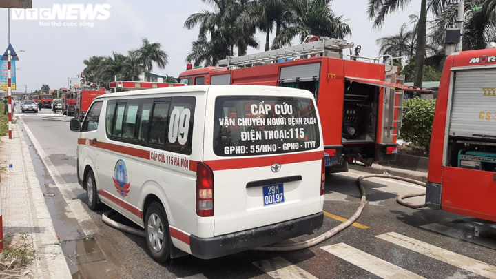 Ảnh: Cảnh sát ướt đẫm mồ hôi, ăn tạm bánh mì đội nắng dập lửa kho hóa chất - 11