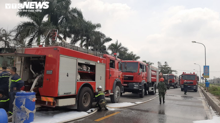 Ảnh: Cảnh sát ướt đẫm mồ hôi, ăn tạm bánh mì đội nắng dập lửa kho hóa chất - 8