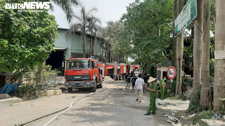 Chủ tịch Hà Nội yêu cầu công khai nồng độ hóa chất vụ cháy ở Long Biên - 1