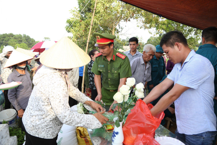 Bé trai bị bỏ rơi dưới hố ga: Mẹ nghe thấy tiếng con khóc vẫn mặc kệ bỏ đi - 2
