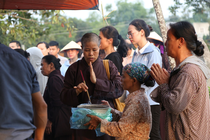 Đám tang lặng lẽ, vắng bóng người thân của bé trai bị mẹ bỏ rơi dưới hố ga - 4