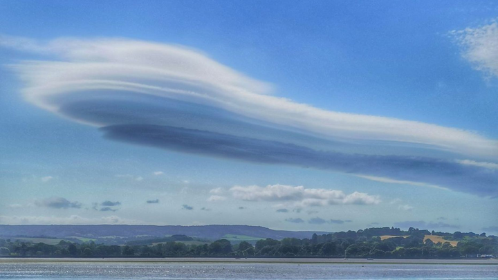 Xôn xao đám mây 'ngoài hành tinh' xuất hiện ở Anh - 1