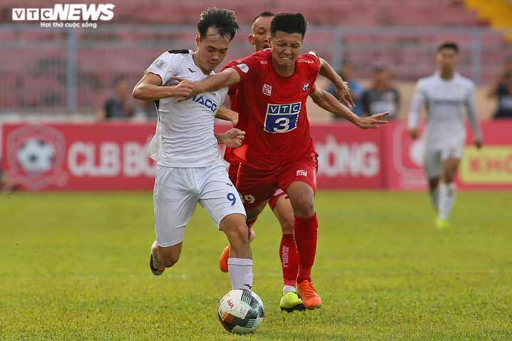 Văn Toàn vừa nhanh vừa khéo, hất văng cầu thủ Hải Phòng - 3