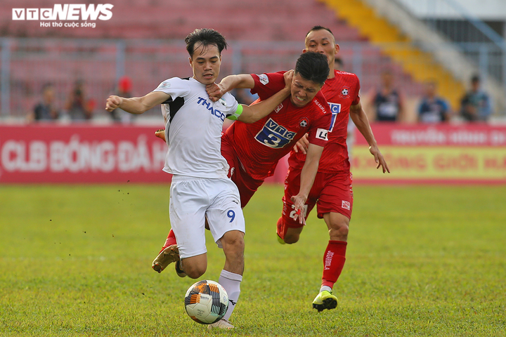 Văn Toàn vừa nhanh vừa khéo, hất văng cầu thủ Hải Phòng - 4