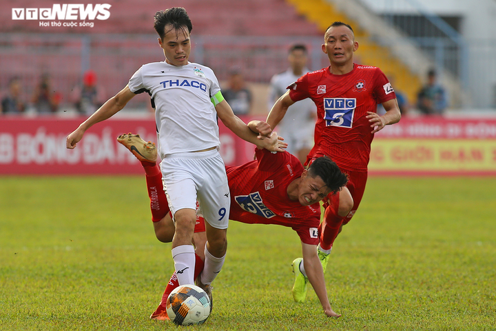 Văn Toàn vừa nhanh vừa khéo, hất văng cầu thủ Hải Phòng - 5