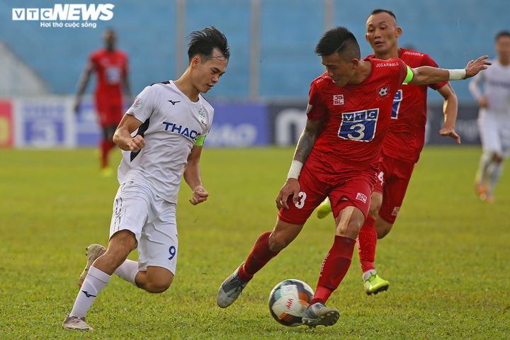 Văn Toàn vừa nhanh vừa khéo, hất văng cầu thủ Hải Phòng - 6