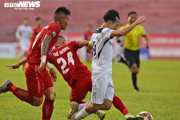 Văn Toàn vừa nhanh vừa khéo, hất văng cầu thủ Hải Phòng - 7