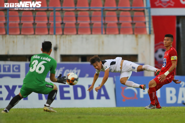 Văn Toàn vừa nhanh vừa khéo, hất văng cầu thủ Hải Phòng - 17