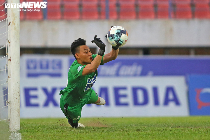 Văn Toàn vừa nhanh vừa khéo, hất văng cầu thủ Hải Phòng - 18