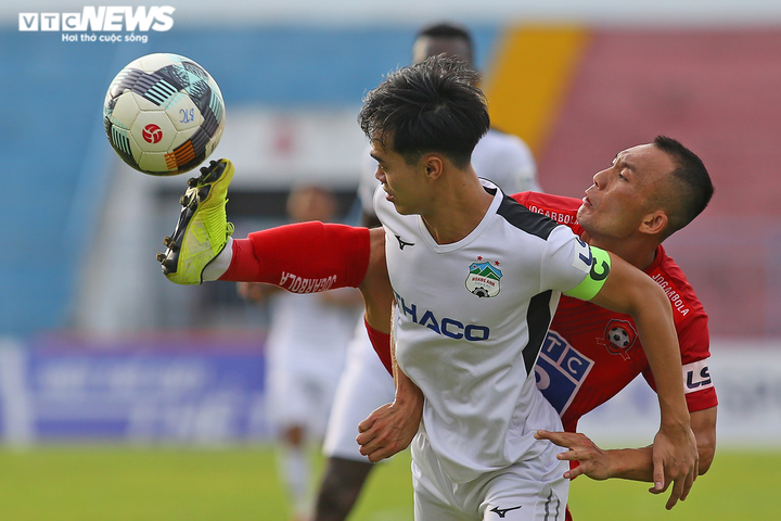 Văn Toàn vừa nhanh vừa khéo, hất văng cầu thủ Hải Phòng - 15
