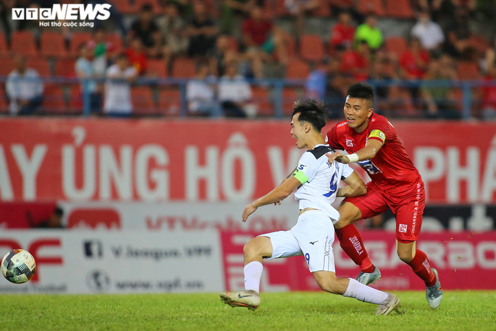 Văn Toàn vừa nhanh vừa khéo, hất văng cầu thủ Hải Phòng - 10