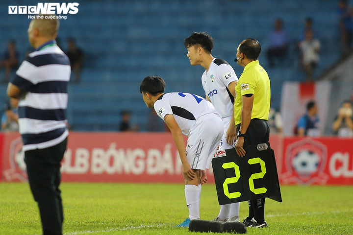 Văn Toàn vừa nhanh vừa khéo, hất văng cầu thủ Hải Phòng - 20