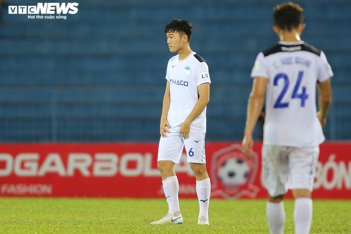 Văn Toàn vừa nhanh vừa khéo, hất văng cầu thủ Hải Phòng - 21