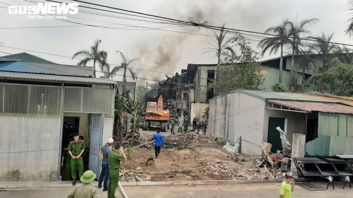 Ảnh: Cảnh sát ướt đẫm mồ hôi, ăn tạm bánh mì đội nắng dập lửa kho hóa chất - 9