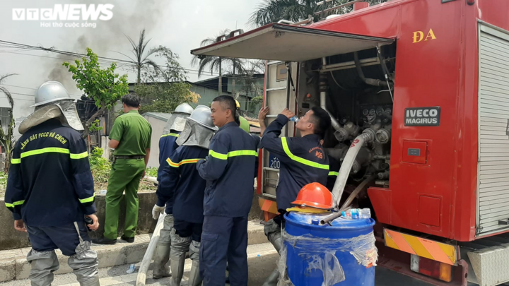 Ảnh: Cảnh sát ướt đẫm mồ hôi, ăn tạm bánh mì đội nắng dập lửa kho hóa chất - 5