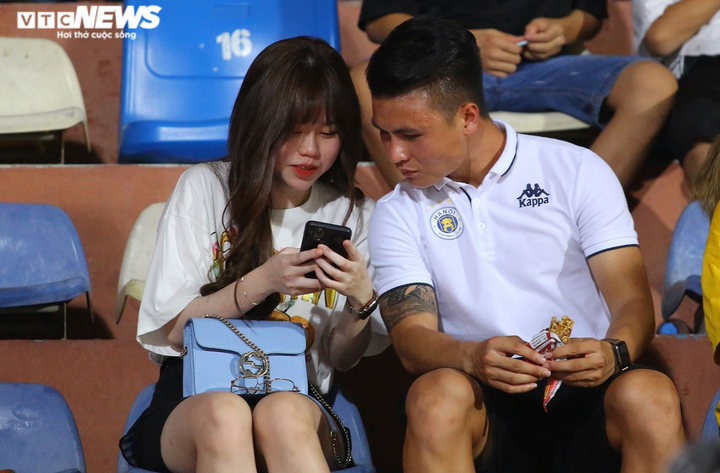 Video: Quang Hải được CĐV vây kín, vệ sĩ bảo vệ giữa 'tâm bão' scandal - 3
