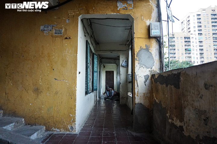 Kinh hãi loạt khu tập thể cũ chờ sập, chực đè người, dân Hà Nội vẫn bám trụ - 9