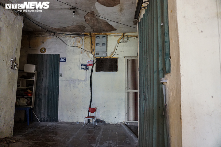 Kinh hãi loạt khu tập thể cũ chờ sập, chực đè người, dân Hà Nội vẫn bám trụ - 3