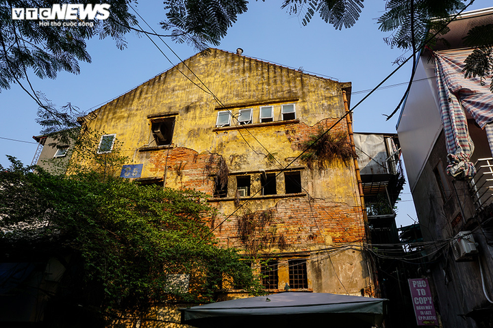 Kinh hãi loạt khu tập thể cũ chờ sập, chực đè người, dân Hà Nội vẫn bám trụ - 11
