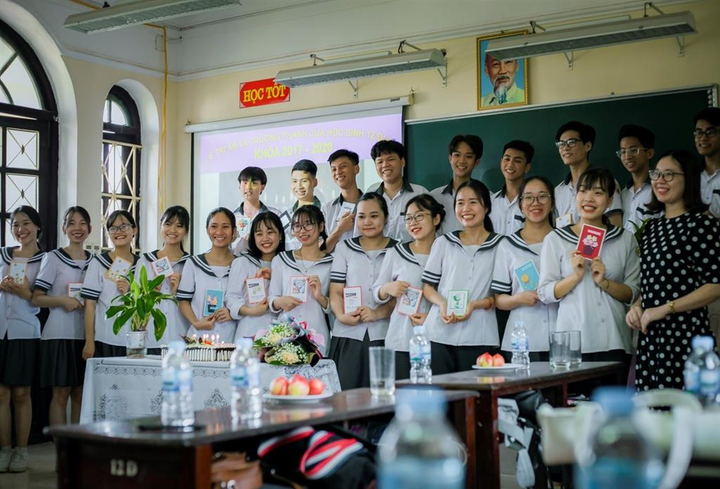 Học sinh lớp 12 khóc nức nở trong lễ tri ân bố mẹ, thầy cô - 1