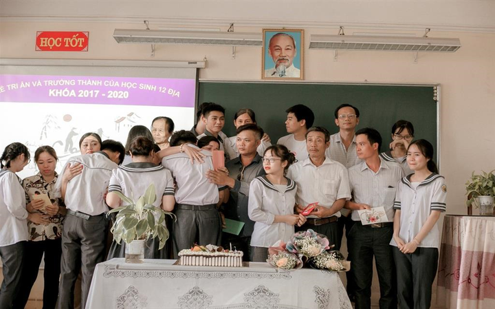 Học sinh lớp 12 khóc nức nở trong lễ tri ân bố mẹ, thầy cô - 4
