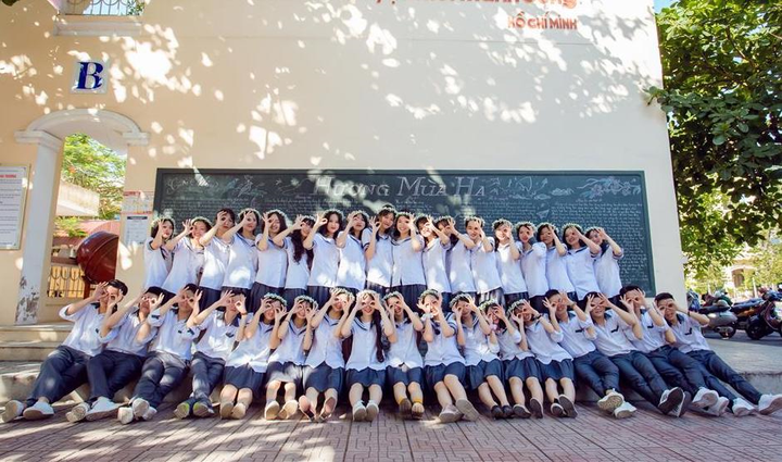 Học sinh lớp 12 khóc nức nở trong lễ tri ân bố mẹ, thầy cô - 7