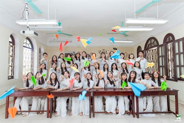 Học sinh lớp 12 khóc nức nở trong lễ tri ân bố mẹ, thầy cô - 2