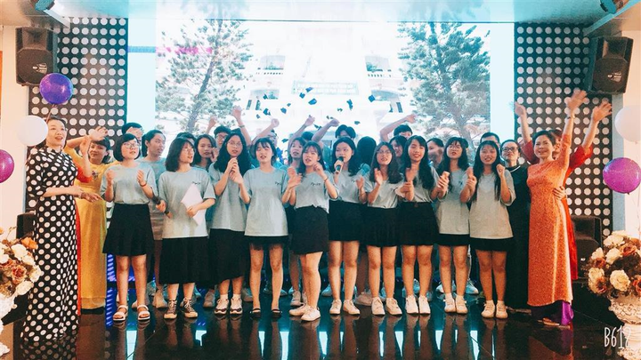 Học sinh lớp 12 khóc nức nở trong lễ tri ân bố mẹ, thầy cô - 3