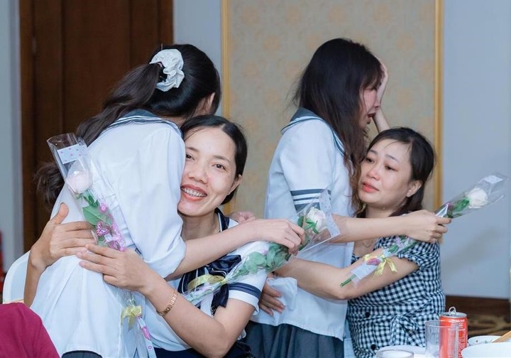 Học sinh lớp 12 khóc nức nở trong lễ tri ân bố mẹ, thầy cô - 6