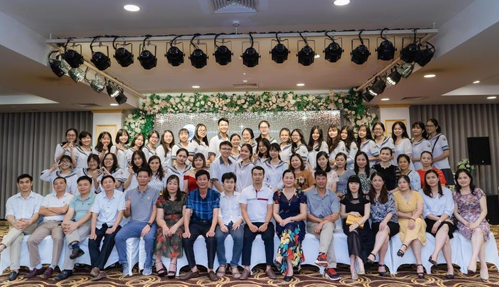 Học sinh lớp 12 khóc nức nở trong lễ tri ân bố mẹ, thầy cô - 5