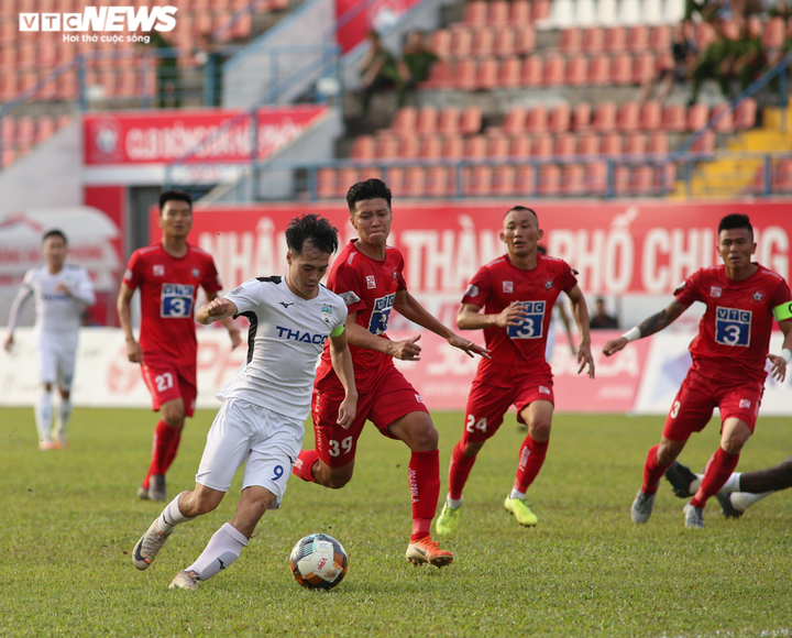 Văn Toàn vừa nhanh vừa khéo, hất văng cầu thủ Hải Phòng - 16