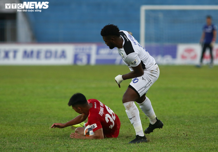 Văn Toàn vừa nhanh vừa khéo, hất văng cầu thủ Hải Phòng - 13