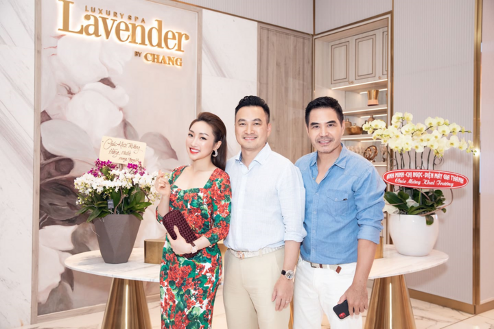 Diễn viên Chi Bảo và bạn gái quấn quýt tại sự kiện - 1