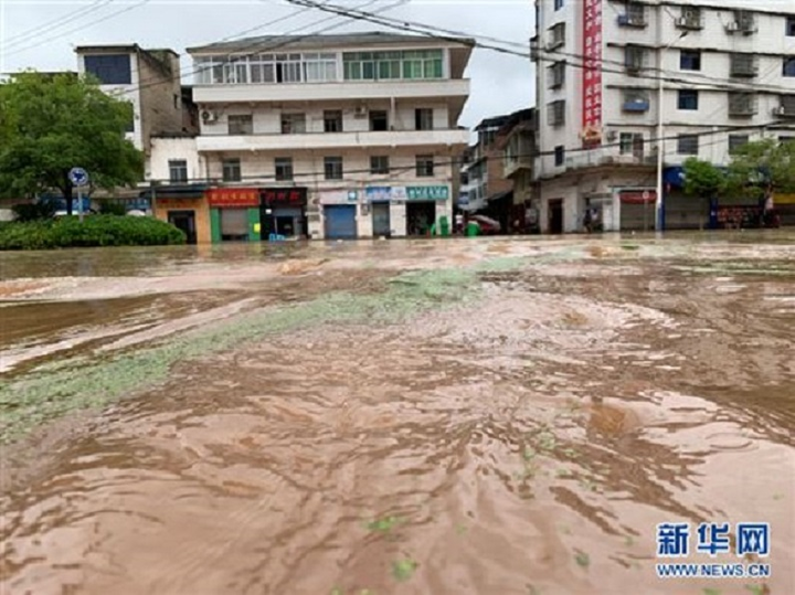 Trung Quốc tiếp tục cảnh báo nguy cơ lũ lụt kéo dài 'nhiều năm hiếm gặp' - 1