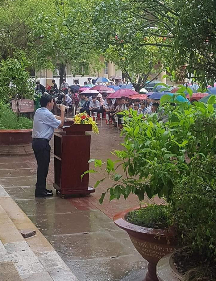 Thầy hiệu trưởng phát biểu giữa trời mưa ở tiết chào cờ cuối của trò cuối cấp - 1