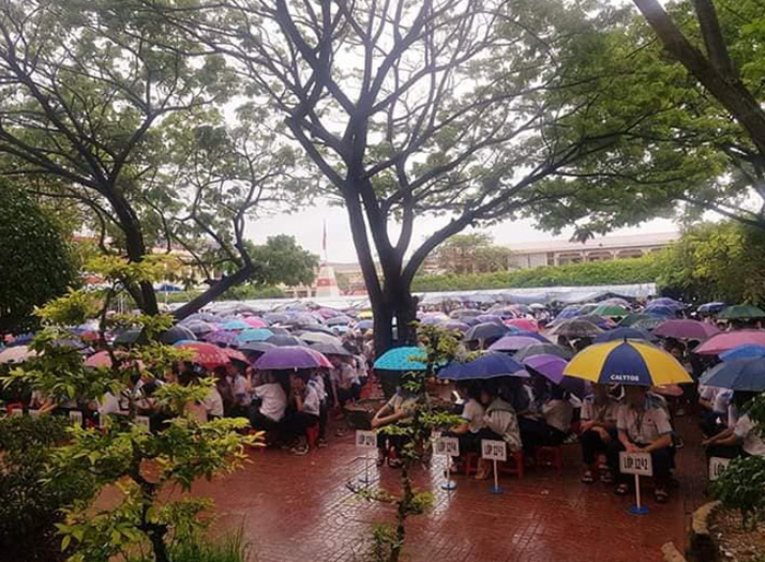 Thầy hiệu trưởng phát biểu giữa trời mưa ở tiết chào cờ cuối của trò cuối cấp - 2