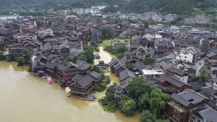 Trung Quốc tiếp tục cảnh báo nguy cơ lũ lụt kéo dài 'nhiều năm hiếm gặp' - 2