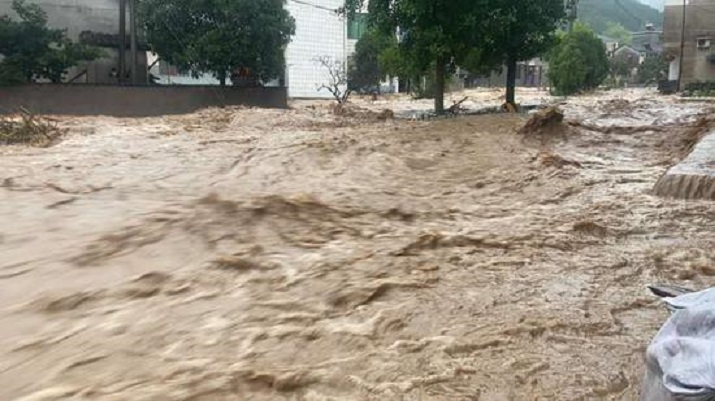 Trung Quốc tiếp tục cảnh báo nguy cơ lũ lụt kéo dài 'nhiều năm hiếm gặp' - 3