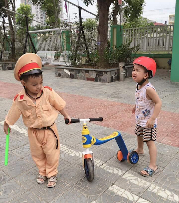 Cậu bé khóc thét khi chơi trò cảnh sát bắt xe - 3