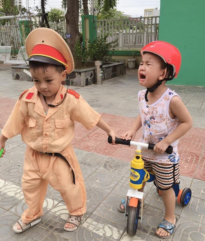 Cậu bé khóc thét khi chơi trò cảnh sát bắt xe - 2